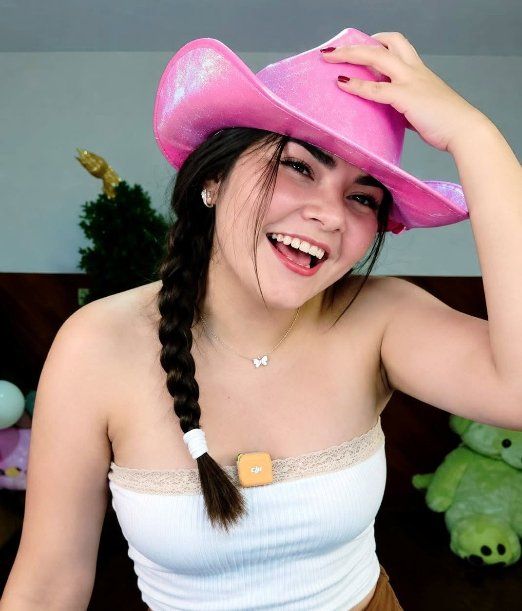 Jilari Araceli con sombrero rosa